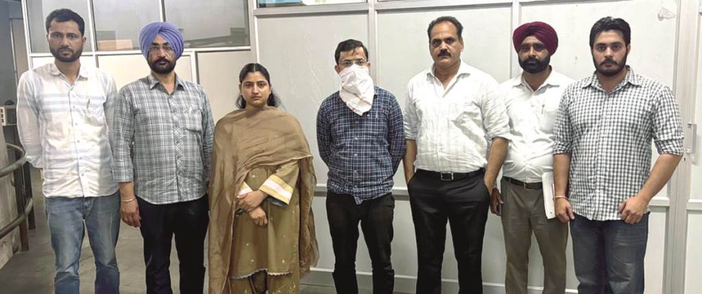 Vigilance Bureau catches drug inspector redhanded while taking bribe of Rs 100000